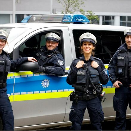 Stadtpolizisten mit Streifenwagen