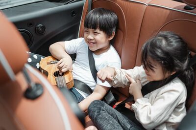 Kinder auf dem Rücksitz eines Autos