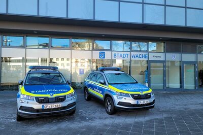 Zwei Autos der Stadtpolizei stehen vor dem Eingang der Offenbacher Stadtwache.
