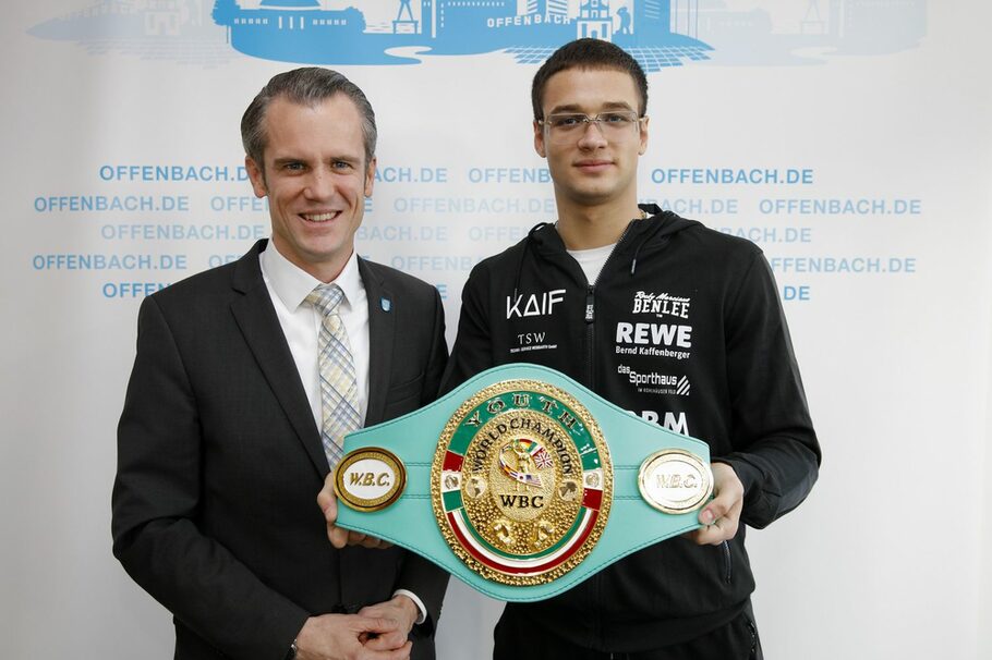 Oberbürgermeister Schwenke mit dem Junioren-Boxweltmeister Luca Cinqueoncie.