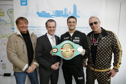 Gruppenfoto mit Oberbürgermeister Schwenke, Junioren-Boxweltmeister Luca Cinqueoncie, seinem Vater und seinem Manager.