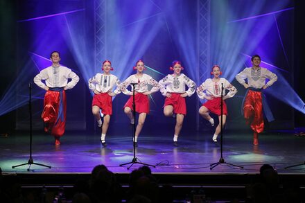 Tanzgruppe des Chors Witannja beim Auftritt auf der Sportgala 2023.