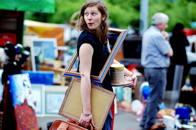Eine junge Frau auf dem Flohmarkt