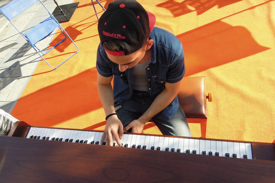 Ein junger Mann am Klavier