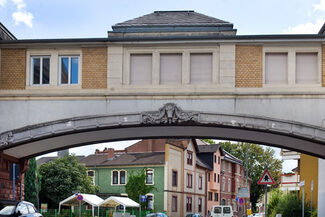 Blick auf die historische Verbindungsbrücke „Beckerbogen“ in Offenbach.