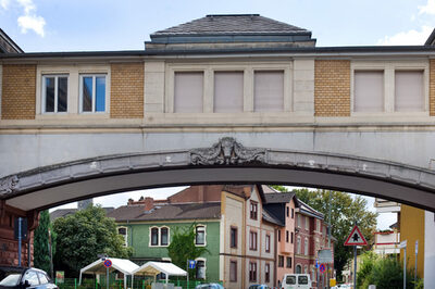 Blick auf die historische Verbindungsbrücke „Beckerbogen“ in Offenbach.