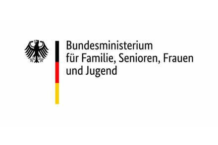 Logo Bundesministerium für Familie, Senioren, Frauen und Jugend. Darüber steht "gefördert vom"