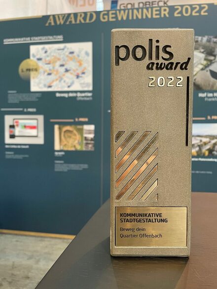 Das Foto zeigt die Auszeichnung "polis award 2022".