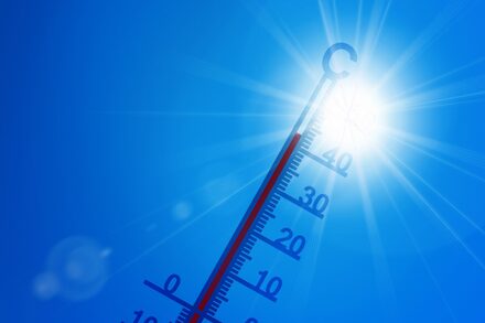 Thermometer zeigt über 40 Grad an, die Sonne scheint im Hintergrund