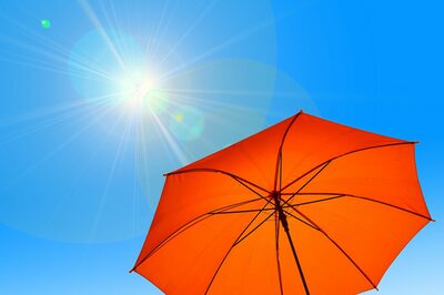 Ein Sonnenschirm schützt vor der Sonne