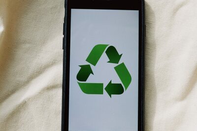 Reycling-Symbol auf einem Smartphone, darunter eine Stofftasche