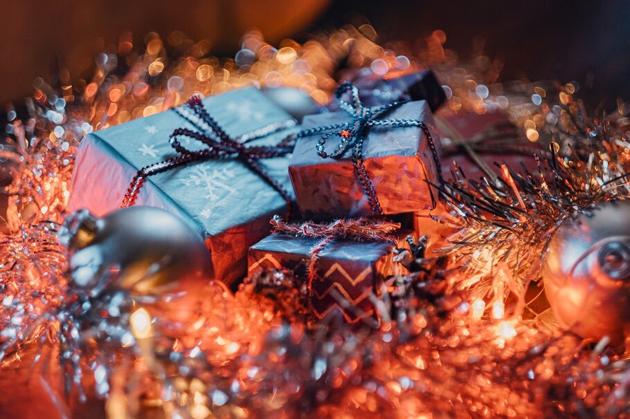 Verpackte Geschenke mitten in Lametta und Weihnachtsbaumkugeln.