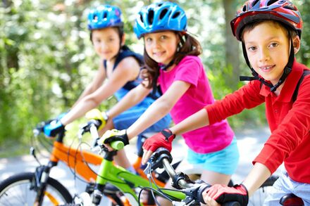 Eine Gruppe von Kindern auf dem Fahrrad