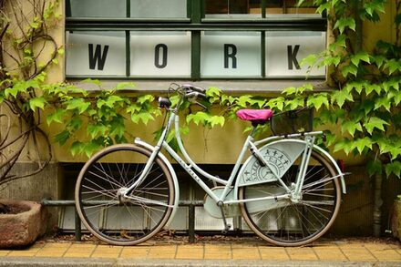 Fahrrad steht vor dem Schriftzug "Work"