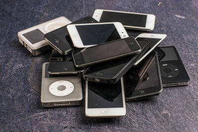 Ein Haufen alter Smartphones