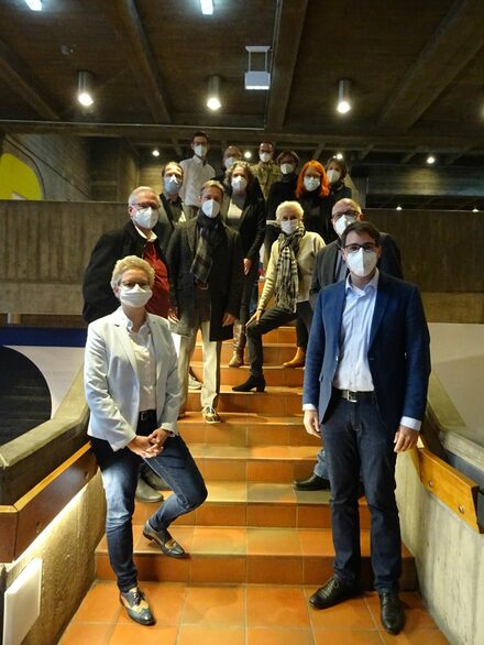 Menschen mit Maske auf der Treppe im Rathaus