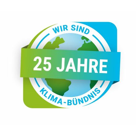 Das Bild zeigt eine Weltkugel, darauf der Schriftzug "Wir sind 25 Jahre Klima-Bündnis"
