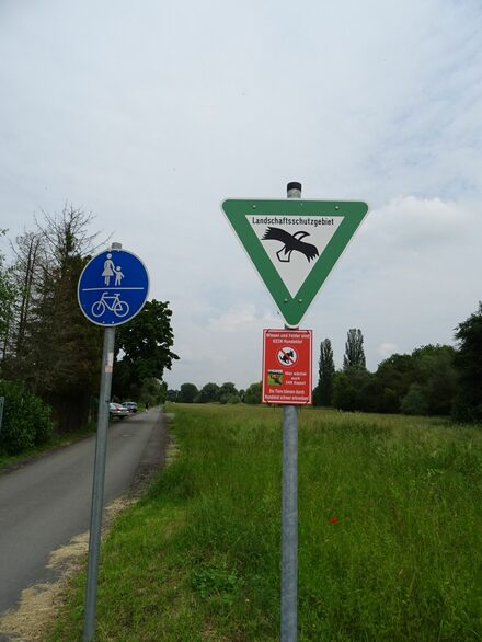 Das Foto zeigt das Verkehrszeichen für ein Landschaftsschutzgebiet