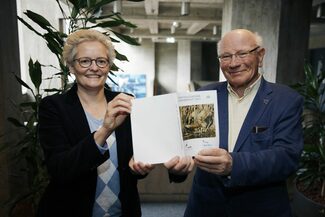 Bürgermeisterin und Klaus Fiedler mit Broschüre