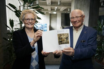 Bürgermeisterin und Klaus Fiedler mit Broschüre