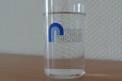 Ein Glas mit Trinkwasser