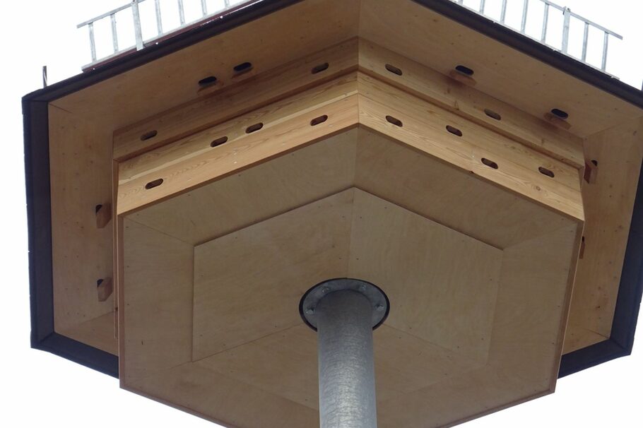 Der Artenschutzturm mit den Öffnungen für die Vögel.
