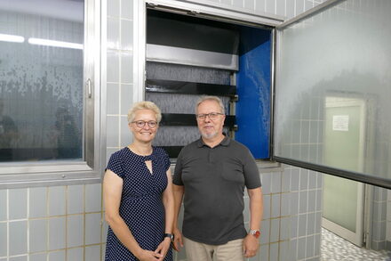 Bürgermeisterin Sabine Groß und Geschäftsführer Bernd Petermann im Labor des Zweckverbands Wasserversorgung Stadt und Kreis Offenbach .