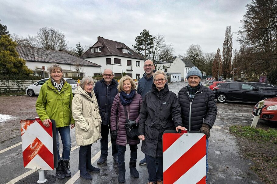 Bürgermeisterin Sabine Groß steht mit Anwohnerinnen und Anwohnern vor der Durchfahrtssperre am Bierbrauerweg, die nun dauerhaft eingerichtet ist.
