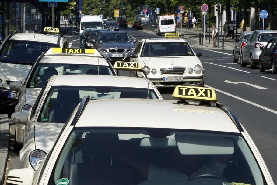 Taxis stehen an der Berliner Straße.