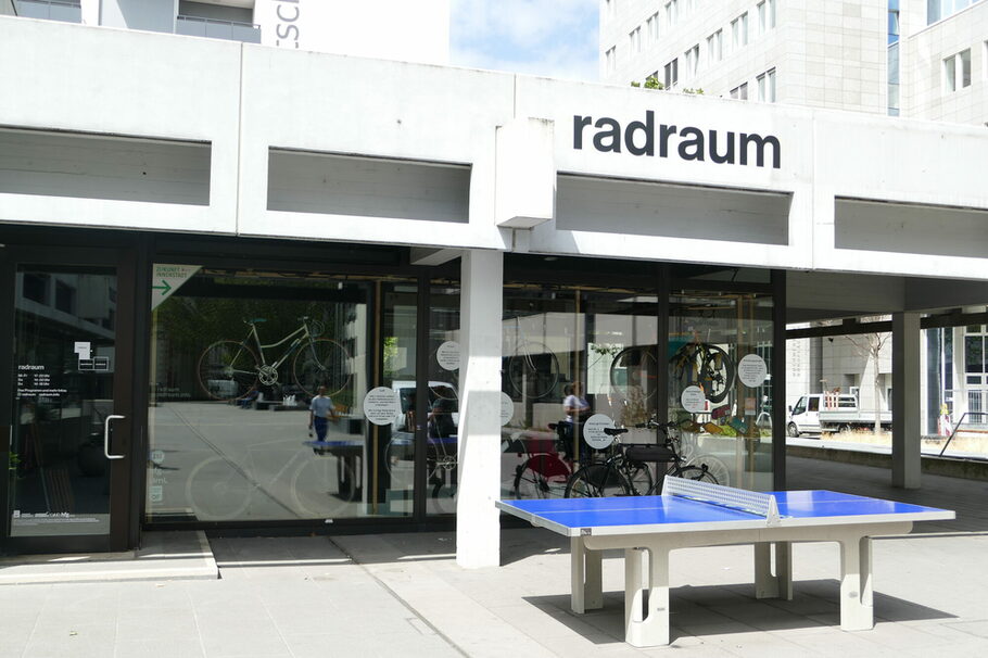 Pavillon aus Beton in der Innenstadt von Offenbach, auf dem das Wort Radraum steht.