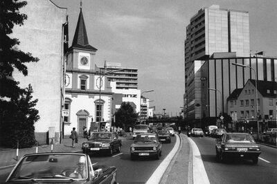 Die vierspurige Berliner Straße in den 80er Jahren.