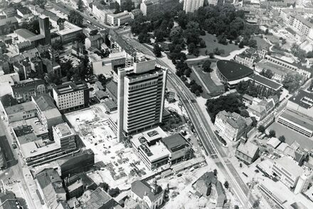 Luftbild vom Bau des Offenbacher Rathauses und der Berliner Straße