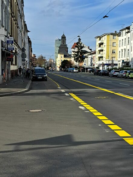Die gelben Linien als Abgrenzung für den Fahrradverkehr sind gut zu erkennen.