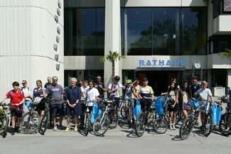 Die Radsportgruppe vor dem Rathaus
