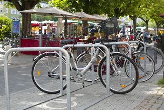 Fahrradständer am Offenbacher Wochenmarkt.