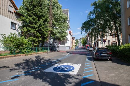 Fahrradstraße mit blauen Markierungen