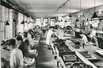 schwarz-weiß Aufnahme einer Lederwarenfabrikation