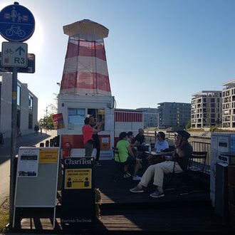 Teilnehmer der eMobil-Tour am Mainturm im Hafen Offenbach