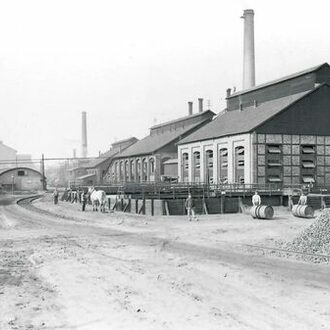 Der Fabrikbahnhof vor dem Schienen liegen (1905)