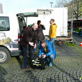 Das hr-Team nimmt sein Equipment aus dem hr-Wagen