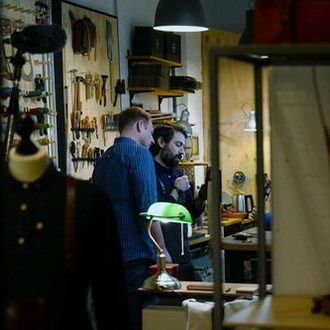 Tobi mit Marlon Navarro in seiner Werkstatt