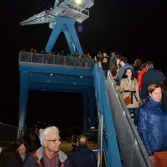 Besucher der Hafenplatz-Eröffnung auf dem Blauen Kran