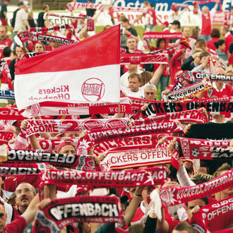 Ansicht jubelnde Fans der Offenbacher Kickers im Stadion