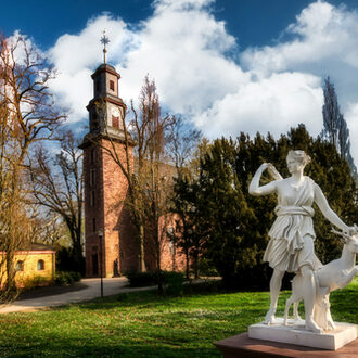 Diana-Statue vor Rumpenheimer Schlosskirche