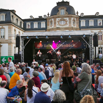 Blick auf die Konzertbühne im Büsingpalais auf dem Mainuferfest.