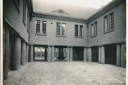 Kalender 100 Jahre Synagoge, Innenhof