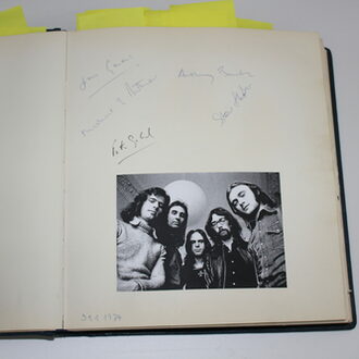 1974: Genesis unterschrieb in der Ur-Besetzung.