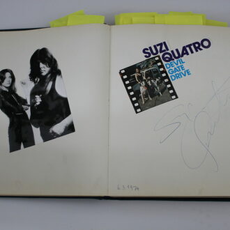 1974: Schwungvoll unterschrieb Rockröhre Suzi Quatro.