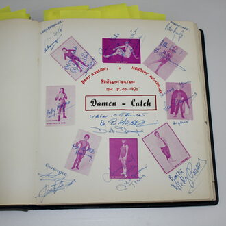 Sport einmal anders: 1975 verewigte sich das komplette Damen-Catch-Team.