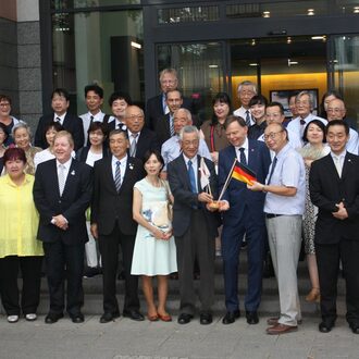 Gruppenbild vor dem Eingang der IHK Offenbach